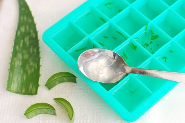 Buz küpü tepsisi donmak için aloe vera bitki jeliyle dolu..