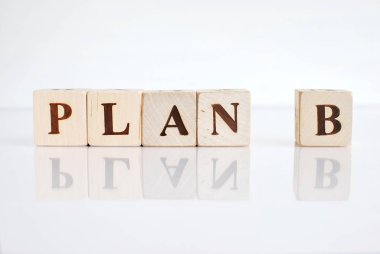 B planı ahşap yapı taşları üzerine.