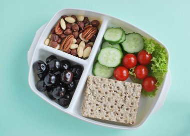 Vejetaryen sağlıklı beslenme çantası. Arka planda üst görünüm..