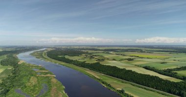 Nehir ve tarım alanlarıyla güzel bir manzara. Kırsal arazinin havadan görünüşü.