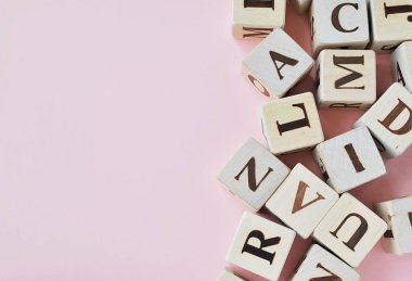 Pembe arkaplanlı tahta bloklar ve kopyalama alanı. Harf arkaplanı.