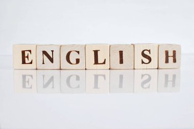 Beyaz arkaplanda yansımalı İngilizce sözcük.