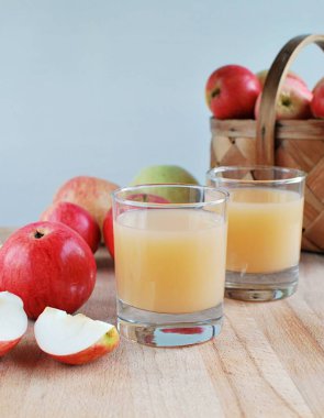 Tahta masada taze elma suyu, olgun elmalar..