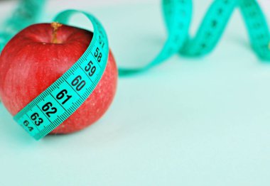 Kırmızı elmanın ve mezuranın görüntüsünü kapat