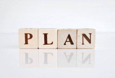 Tahta yapı taşları üzerine kelime planı.