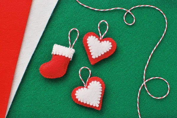 Ручні Різдвяні Прикраси Червоний Шкарпетки Серця Тканинному Фоні Плоский Лежак — стокове фото