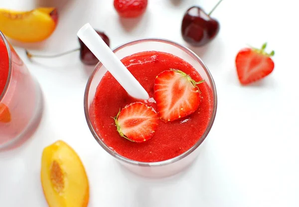 Homemade Fresh Fruit Berry Smoothie Vegan Smoothie Recipe Strawberry Cherry — Stock Photo, Image