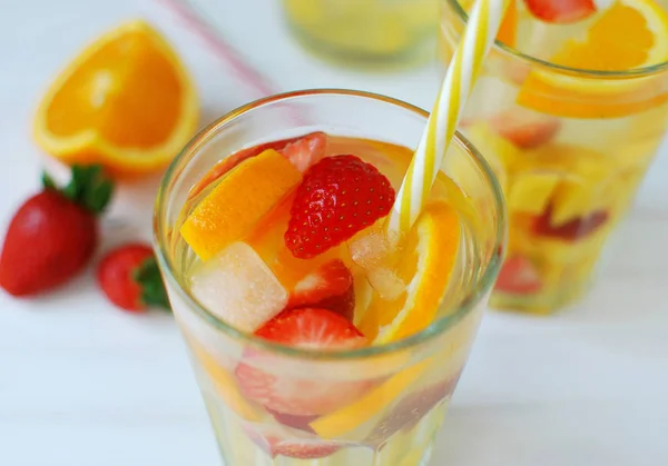 Холодный Летний Напиток Апельсиновыми Ломтиками Клубникой Манго Подается Льдом Стекле — стоковое фото