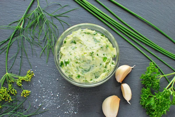 Vorspeise Knoblauchbutter Mit Kräutern Dill Petersilie Grüne Zwiebel Draufsicht Auf — Stockfoto