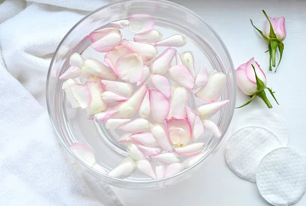 Preparación Rosas Agua Pétalos Rosa Rosa Cuenco Cristal Para Cuidado — Foto de Stock