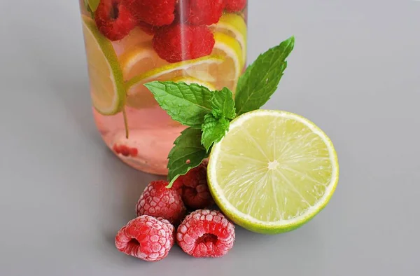 Ingrediënten Voor Geïnfundeerd Detox Water Limoen Pepermunt Frambozen Glas Met — Stockfoto