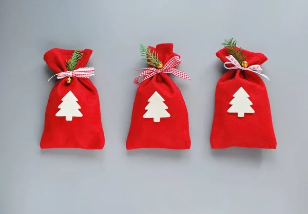 Rot Dekorierte Weihnachtsgeschenktüten Grauer Silberner Hintergrund Draufsicht Neujahrsgrußkarte Handarbeit Wiederverwendbare — Stockfoto