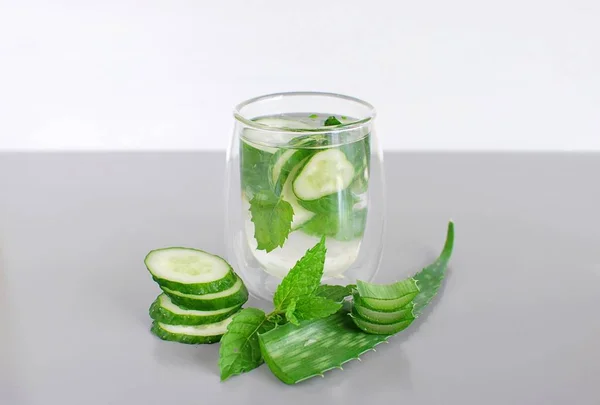 Acqua Infusa Grande Bicchiere Con Cetriolo Foglie Menta Limone Verde — Foto Stock