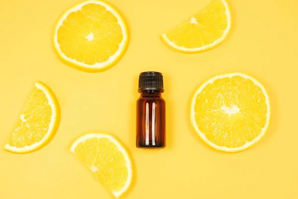 Lemon Essential Oil Flatlay Brown Bottle Lemon Slices Yellow Background — 스톡 사진