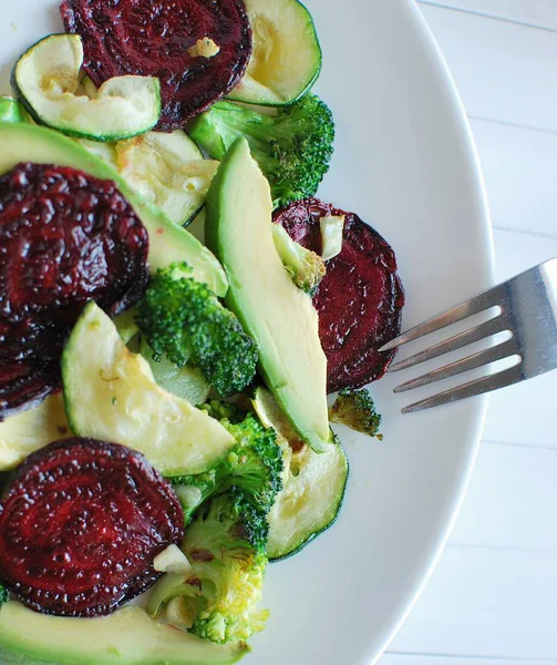 Gebakken Biet Broccoli Courgettesalade Met Avocado Knoflook Veganistisch Gewichtsverlies Recept — Stockfoto