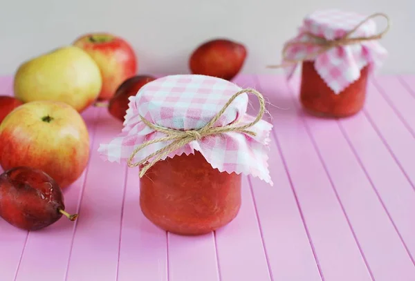 Dekorerade Miniburkar Med Sylt Rustika Bröllopstjänster Apple Och Plommon Sylt — Stockfoto