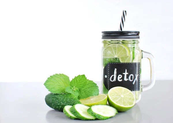 Acqua Infusa Con Calce Cetriolo Vaso Vetro Con Scritta Detox — Foto Stock