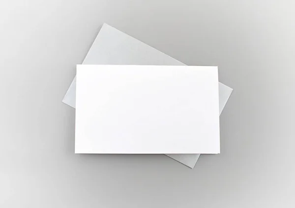 Weiße Grußkarte Und Silberner Umschlag Auf Grauem Hintergrund Ihr Design — Stockfoto
