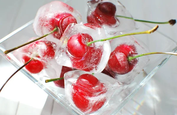 Cubos Hielo Caseros Con Cereza Cerezas Congeladas Tazón Vidrio —  Fotos de Stock