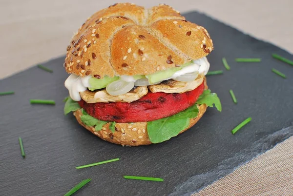 素食甜菜汉堡与烤蘑菇 牛油果 健康食品 — 图库照片