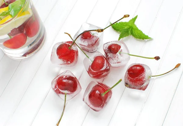 Cerezas Cubitos Hielo Hojas Menta Para Bebida Fría Verano — Foto de Stock