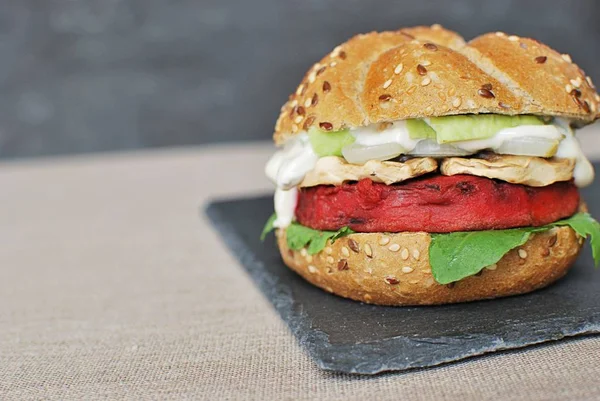 素食甜菜汉堡与烤蘑菇 牛油果 健康食品 — 图库照片