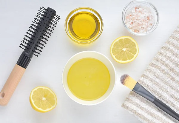 Topeng Rambut Buatan Sendiri Minyak Zaitun Lemon Dan Garam Sikat — Stok Foto