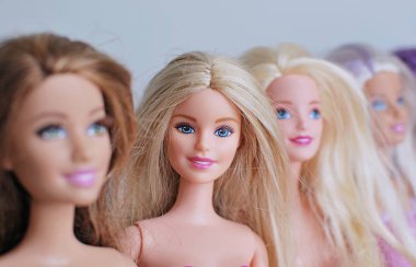Barbie bebekler yakın plan. Kızlar için popüler oyuncaklar.