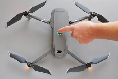 Vilnius, Litvanya - 3 Ekim 2018: Dji Maviç 2 Zoom tamamlandı ve el açma düğmesi, gri arkaplanda üst görünüm.