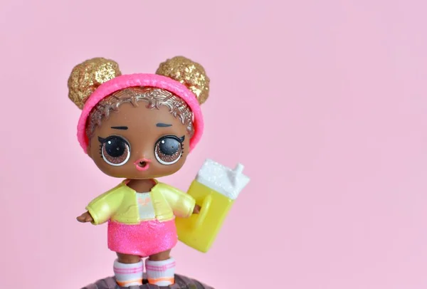 Bonecas Surpresa Série Glitter Fundo Rosa — Fotografia de Stock