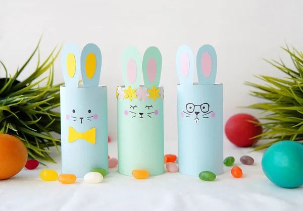 Bunte Osterdeko Hasen Aus Toilettenpapierrolle Bastelpapier Für Kinder Bemalte Eier — Stockfoto