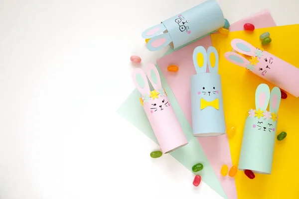 有趣的是 复活节快乐兔子 由卫生纸 儿童用品 复活节装饰品 带复制空间的平铺制成 — 图库照片