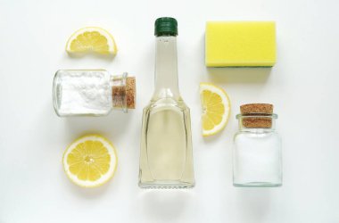 Çevre dostu, doğal, zehirli olmayan ev temizleyicileri, sirke, kabartma tozu, tuz, limon, bembeyaz arka planda..