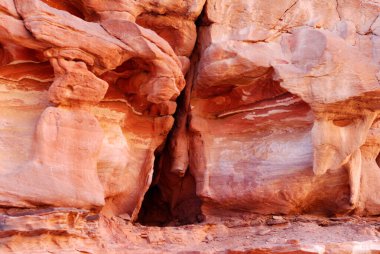 Kırmızı kayalar katmanlı şekiller.