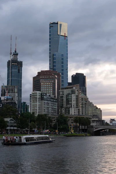 Melbourne, Australien - 10 mars 2019: Eureka-tornet och hälften byggt Australien 108 torn längs floden Yarra — Stockfoto