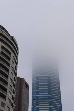 Melbourne, Avustralya - 14 Nisan 2019: Sis kaplı Eureka Kulesi 'ne bakmak.