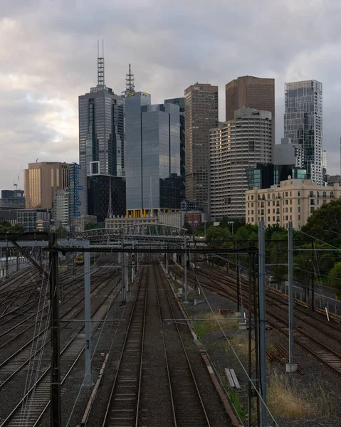 Melbourne, Australia - 15 listopada 2019: Tory kolejowe prowadzące do drapaczy chmur w Melbourne. — Zdjęcie stockowe