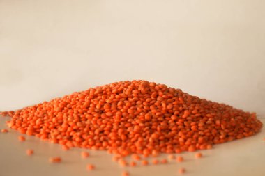 Çiğ Kırmızı Mercimek 'in tepesine odaklanmış