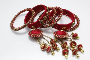 En son moda kadınlar için güzel bilezikler.