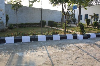 Okulun arkasını aç ve park et.