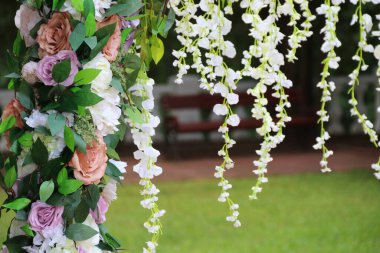 Düğün manzarası. Çiçek süslemesi.