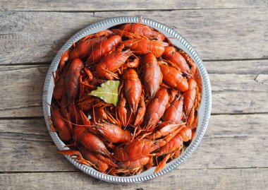 Tahta arka planda kabarık gözlerle sürünerek git..