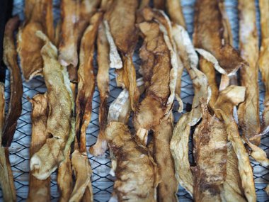 Kurutulmuş meyve ve sebze kurutma makinesinden siyah kafes ve kurutulmuş kavun..