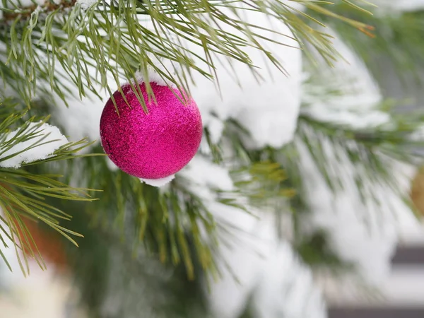 Brinquedo de árvore de Natal em um ramo natural com agulhas de pinheiros no fundo da neve na floresta. Conceito de Natal, Ano Novo e inverno Natal feriados, fundo, textura — Fotografia de Stock