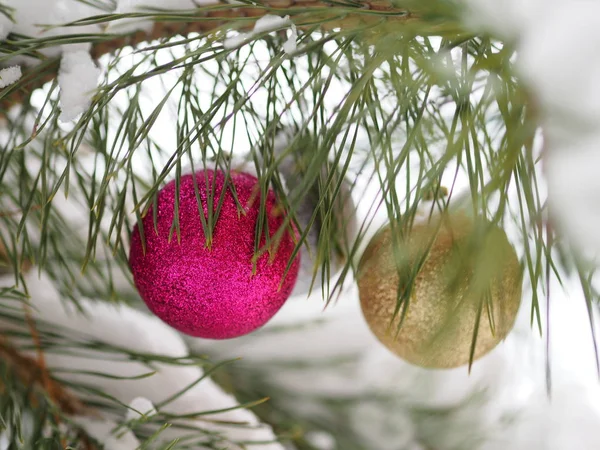Χριστουγεννιάτικο παιχνίδι δέντρο σε ένα φυσικό κλαδί με πευκόδεντρα βελόνες στο φόντο χιόνι στο δάσος. Έννοια των Χριστουγέννων, της Πρωτοχρονιάς και του χειμώνα διακοπές Χριστούγεννα, φόντο, υφή — Φωτογραφία Αρχείου