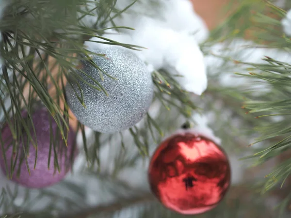 Choinka zabawka na naturalnej gałęzi z igłami sosny na tle śniegu w lesie. Koncepcja świąt Bożego Narodzenia, Nowego Roku i zimy Święta Bożego Narodzenia, tło, tekstura — Zdjęcie stockowe