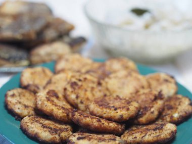 Balık diyeti. Balık masası, zeytinyağı, balık köftesi, ahşap beyaz bir arka planda kızarmış nehir balığı veya masa başı balığından oluşan Xe salatası..