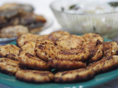 Balık diyeti. Balık masası, zeytinyağı, balık köftesi, ahşap beyaz bir arka planda kızarmış nehir balığı veya masa başı balığından oluşan Xe salatası..