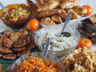 Balık diyeti. Balık masası, zeytinyağı, balık köftesi, ahşap beyaz bir arka planda kızarmış nehir balığı veya masa başı balığından oluşan Xe salatası..