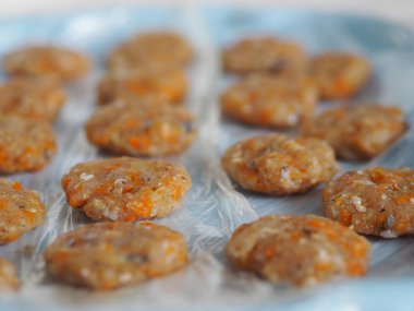 Yarısı bitmiş nehir balığı pirzolası ve yanında da balkabağı. Kızarmaya hazır. Ahşap kırsal masa.